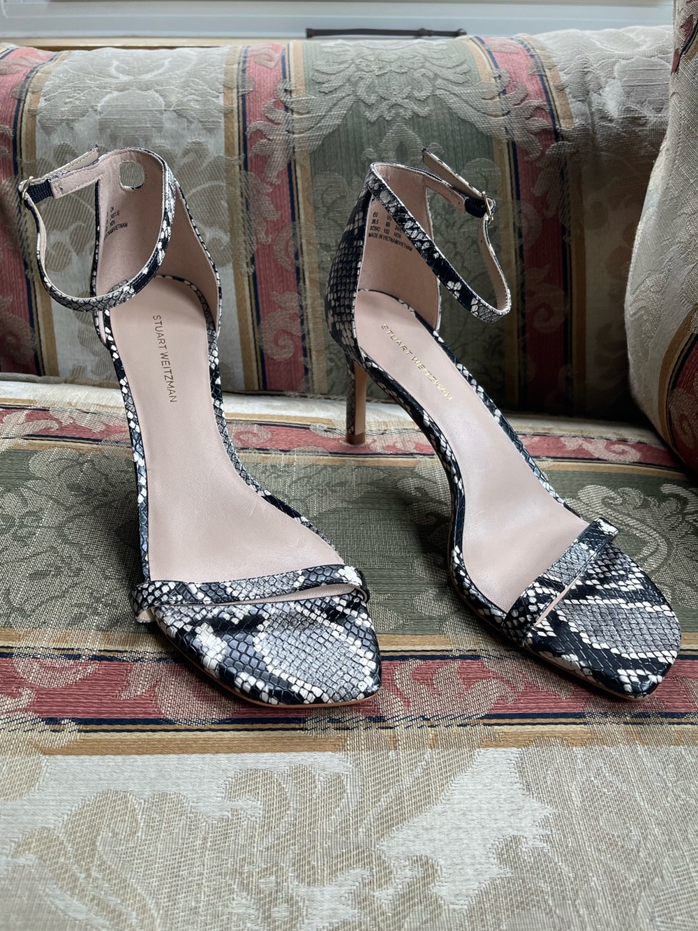 Stuart Weitzman Amelina Snakeskin Sandals. Size 8 Women N20-22
